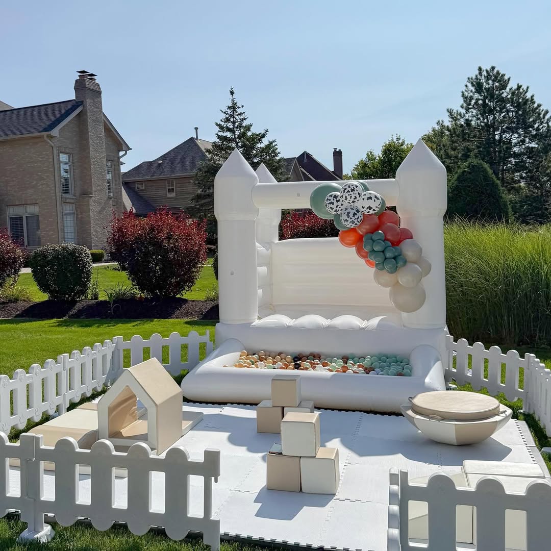 Casa gonfiabile bianca con vasca per palline e set da gioco morbido Attrezzatura per parco giochi per feste di compleanno per bambini all'aperto