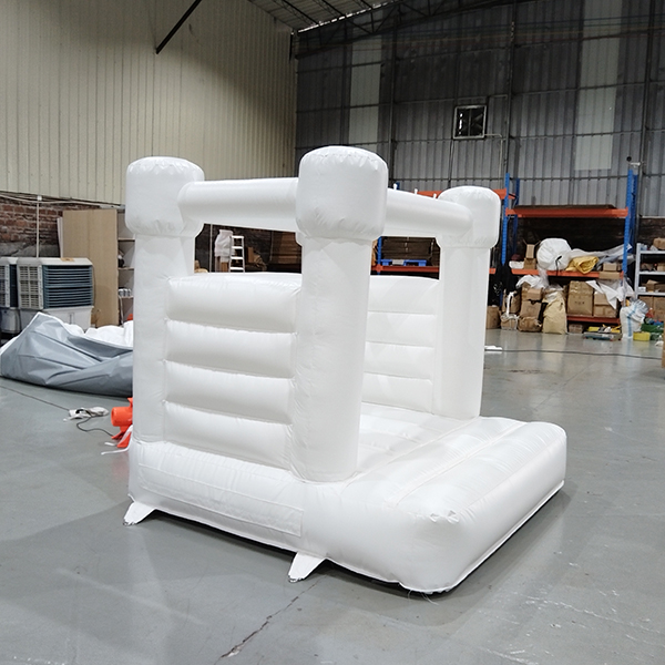Toddler Play Inflatable White Castle with Mesh Sides Dmuchany biały zamek dla maluchów z bokami z siateczki