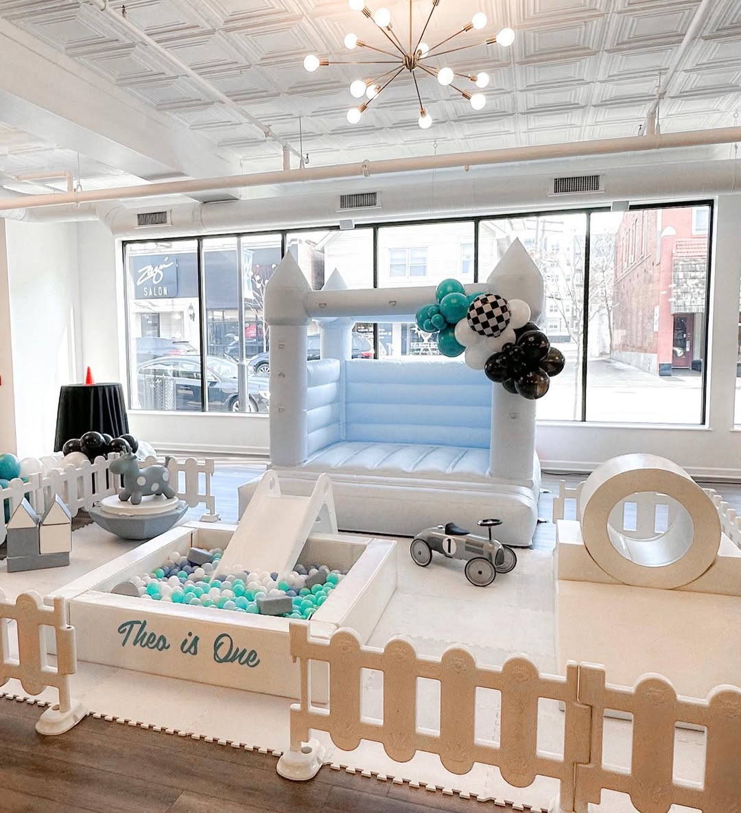 Witte zachte speelset met springkasteel, ballenbak en glijbaan Speeltoestellen voor peuterverjaardagsfeestjes