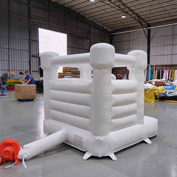 Square White Inflatable Baby Bouncer House with Slide Kwadratowy biały dmuchany domek dla dziecka ze zjeżdżalnią