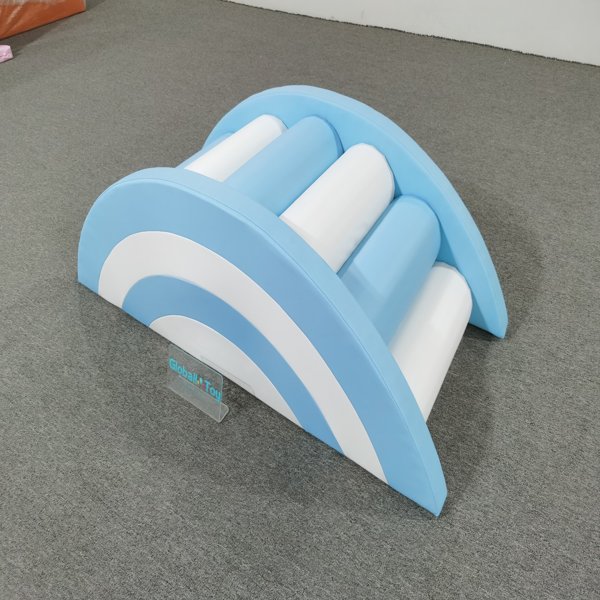 soft-play-rainbow-climber-blue-toddler-balance-indoor-playground-supplier fornecedor de playground interno para brincadeiras macias de arco-íris