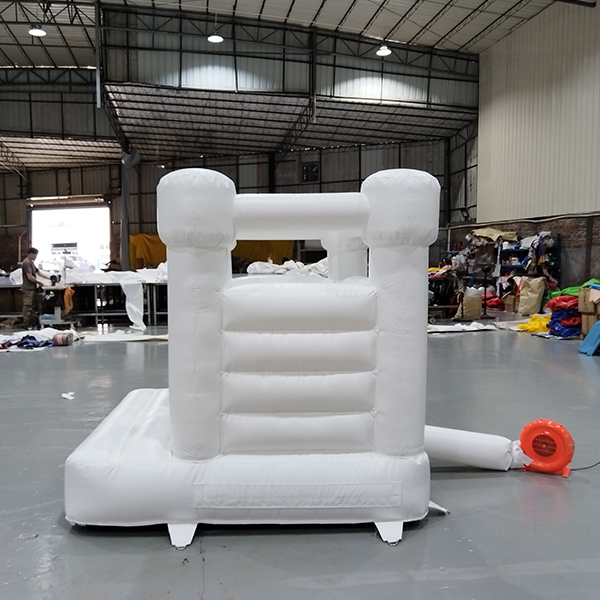 White Mini Castle Bouncer for Backyard or Indoor Events Biały mini bramkarz do zabawy na podwórku lub w pomieszczeniach zamkniętych