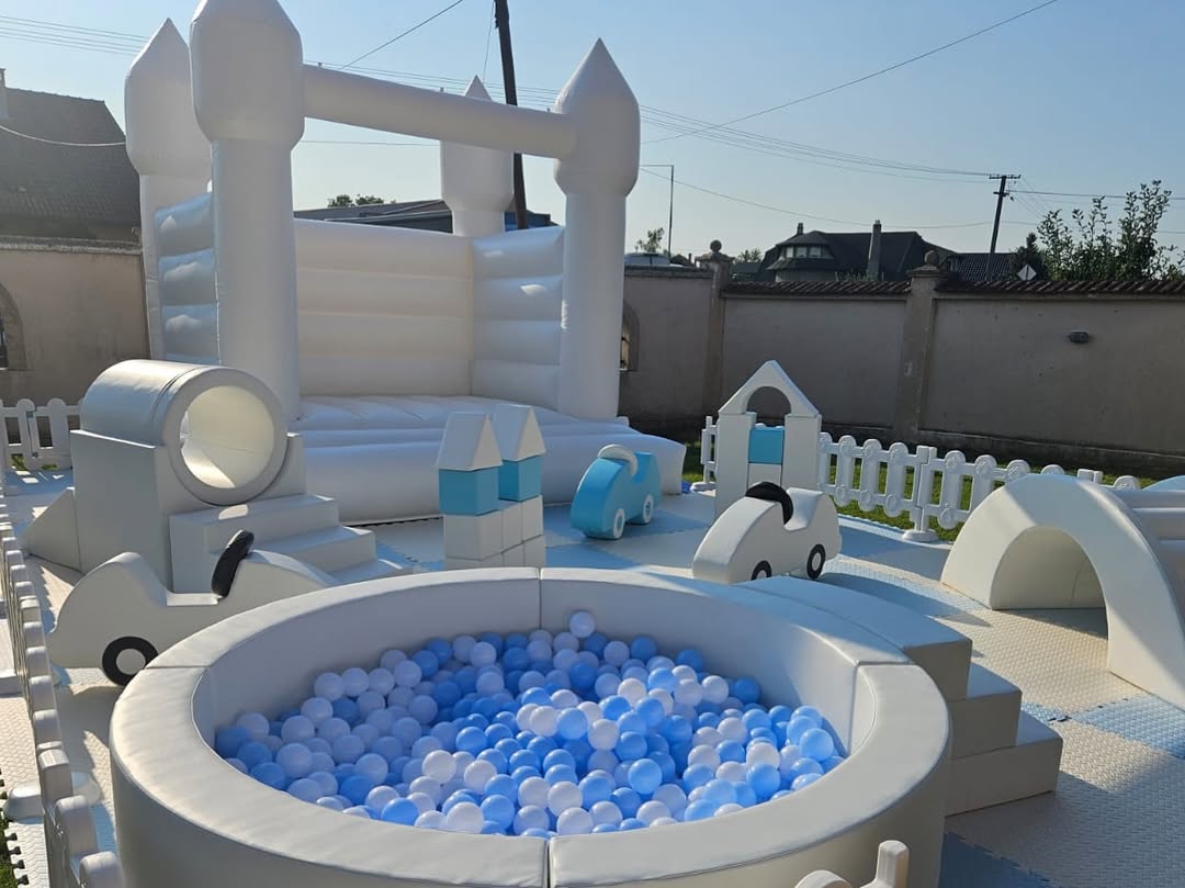 Soft Play Set Biru dan Putih dengan Lubang Bola Bulat, Mobil, dan Rumah Bouncing untuk Balita