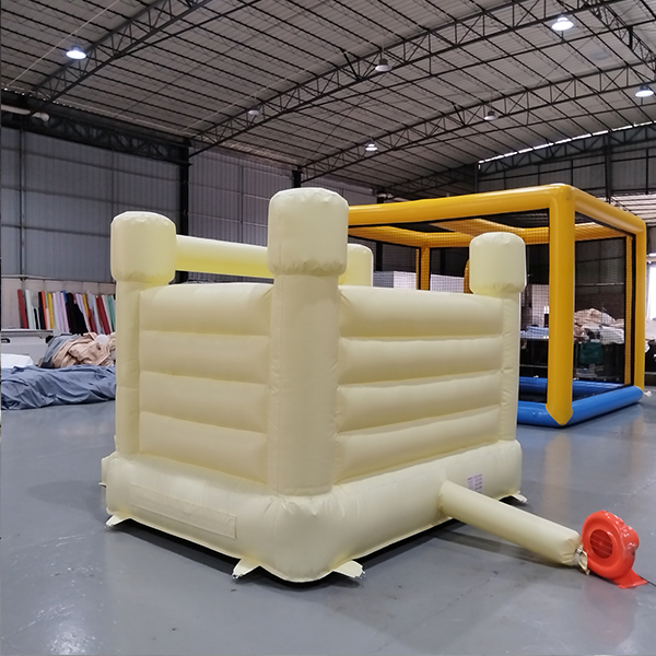 Pale Yellow Bounce House Front View For Children çocuklar için soluk sarı sıçrama evi önden görünüm