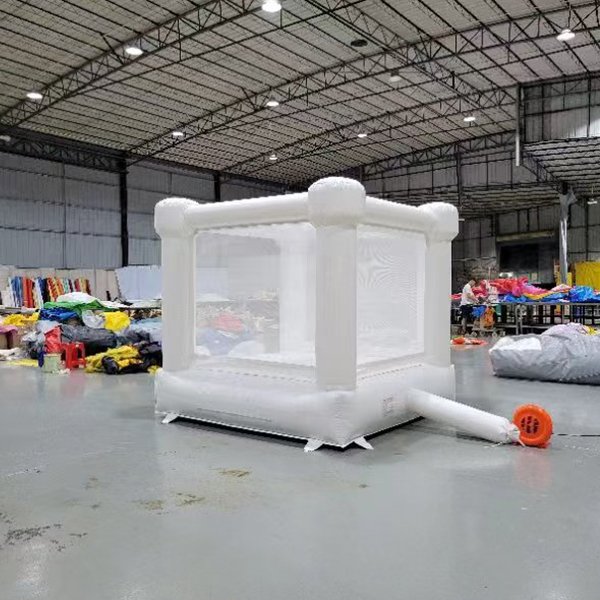 Grande maison de rebond en mailles blanches avec souffleur d'air pour les enfants