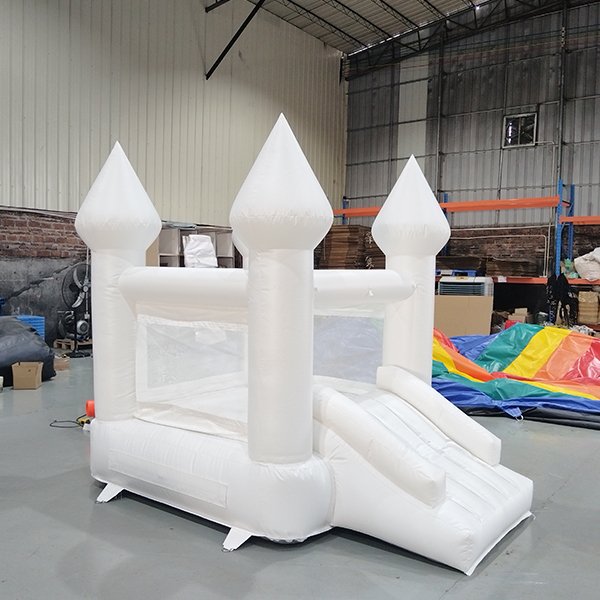 Château commercial pour enfants sautant avec un toboggan pour les locations d'anniversaire