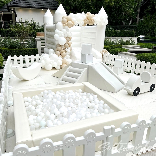 Paquet de location de jeu doux blanc avec maison de rebond, fosse à balle, glissière et rocker pour tout-petit pour les fêtes de jardin haut de gamme