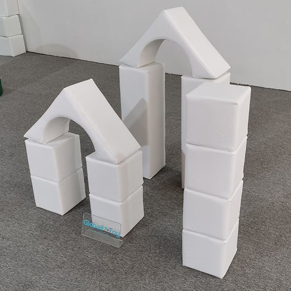 Blocs de jeu doux blancs empilables pour la configuration de la zone de bébé