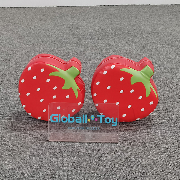 Coussins de jeu doux en forme de fraise pour la zone des enfants 