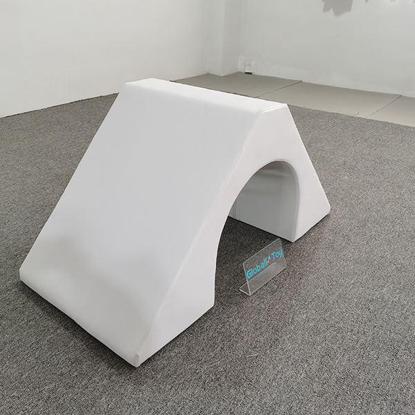 Tunnel de triangle d'escalade en mousse douce avec des poignées de nuage pour les tout-petits et les aires de jeux intérieures idéales pour l'équipement de développement moteur brut préscolaire