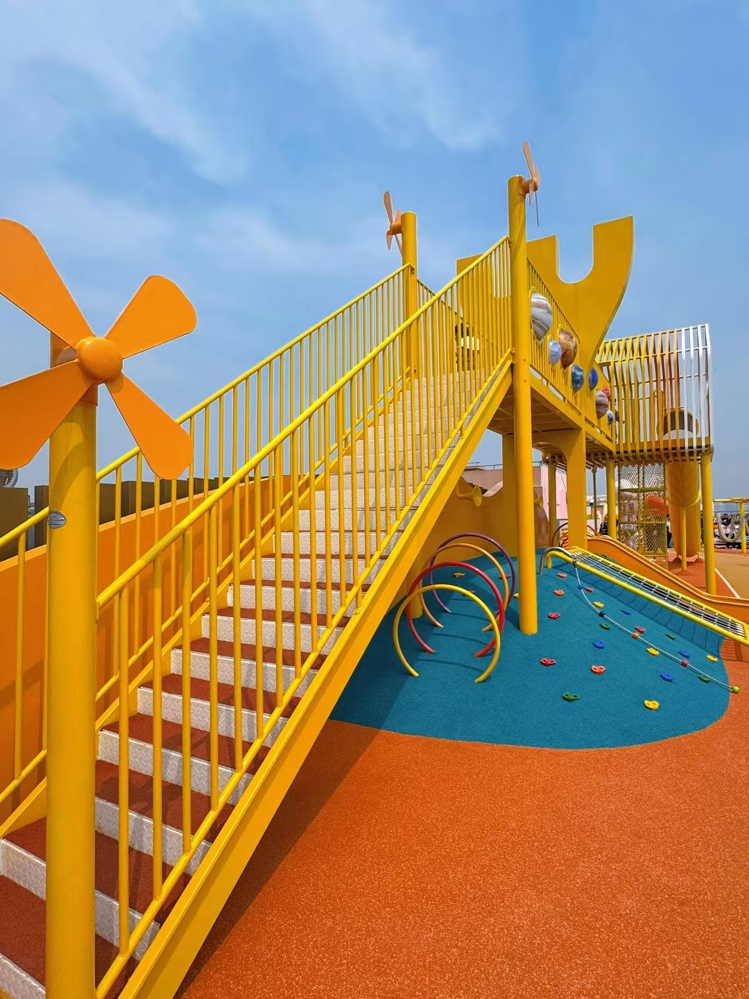 sarı slayt yapısı çatı okulu