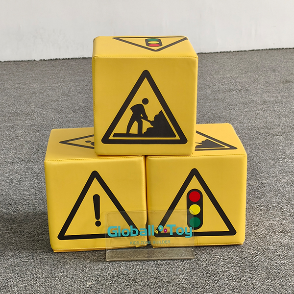 Blocos de jogo suave com sinais de trânsito e alertas