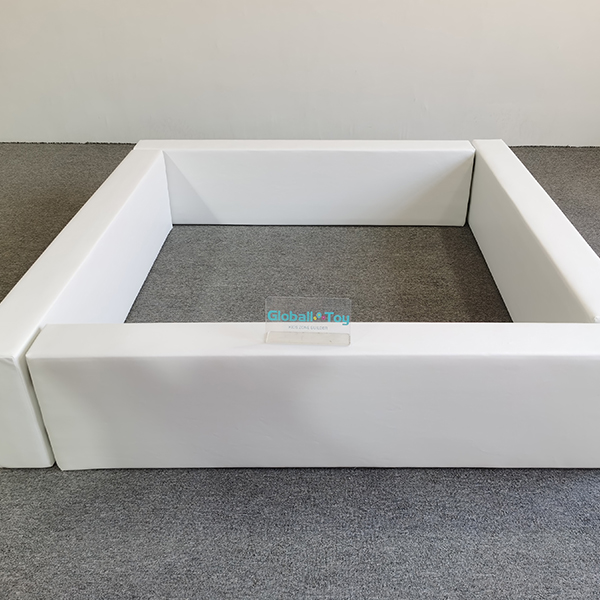 pagar bermain soft white untuk balita di dalam ruangan taman bermain indoor