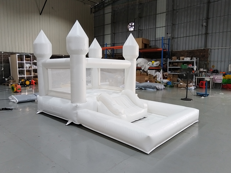 outdoor-white-inflatable-castle-with-slide