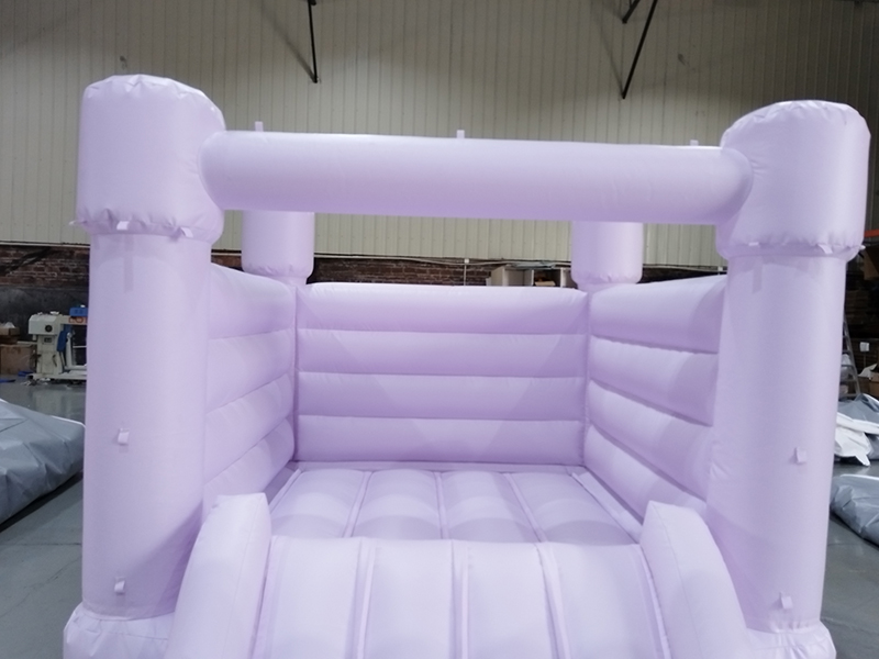 tampak depan kastil tiup-ungu muda