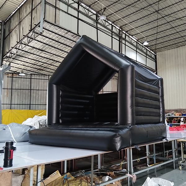inflittabile nera-cast-cast-hoto-booth-noleggio