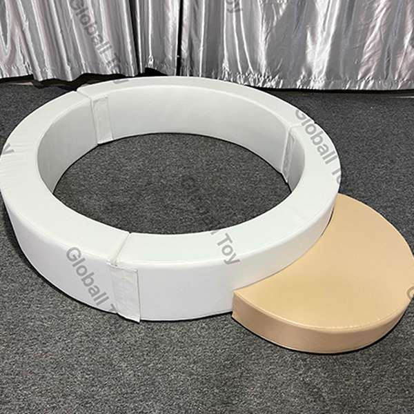 Pit White Round Soft Play Ball con Beige Step per Toddlers Kids Innoor Outdoor Event Event Rental and Play Area Setup