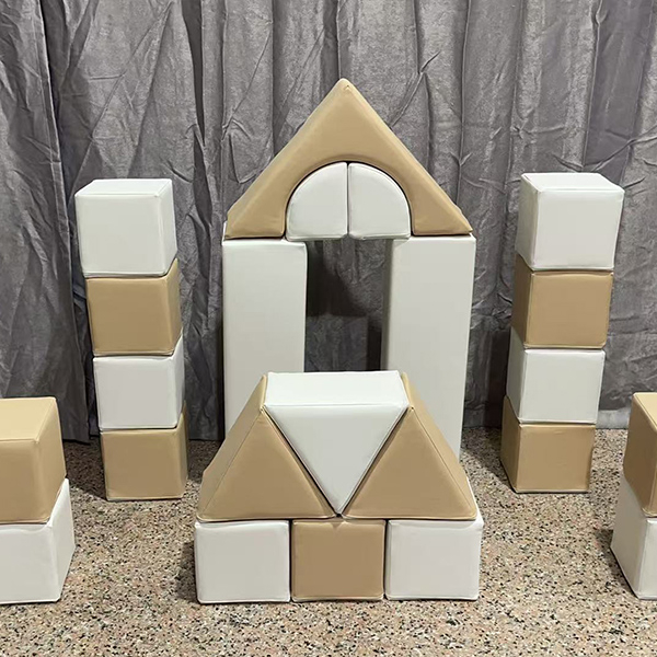 Coche de juego suave beige con volante