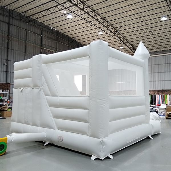 Castillo combinado con tobogán inflable blanco para uso en cumpleaños de niños pequeños