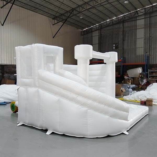 Château de combo gonflable blanc avec soufflant pour les fêtes d'anniversaire