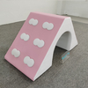 Tunnel de triangle d'escalade en mousse douce avec des poignées de nuage pour les tout-petits et les aires de jeux intérieures idéales pour l'équipement de développement moteur brut préscolaire