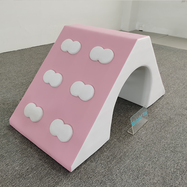 Tunnel de triangle d'escalade en mousse douce avec des poignées de nuage pour les tout-petits et les aires de jeux intérieures idéales pour l'équipement de développement moteur brut préscolaire