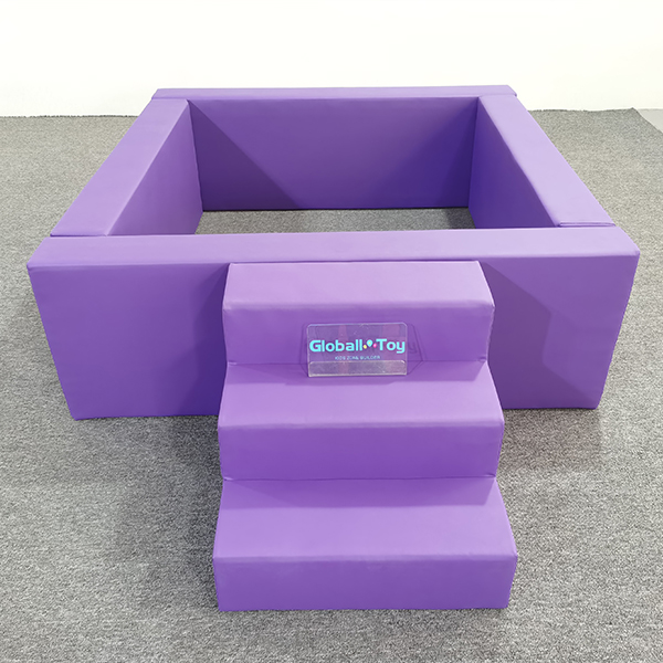 Pit de balle à jeu doux rose avec des étapes pour les événements pour les tout-petits
