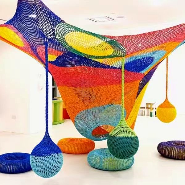 Corche à crochet intérieure grimpant un terrain de jeu de filet avec des boules suspendues colorées et des tunnels pour les enfants