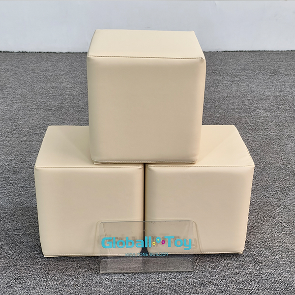 Blocs de mousse beige neutres pour les activités de construction pour les tout-petits