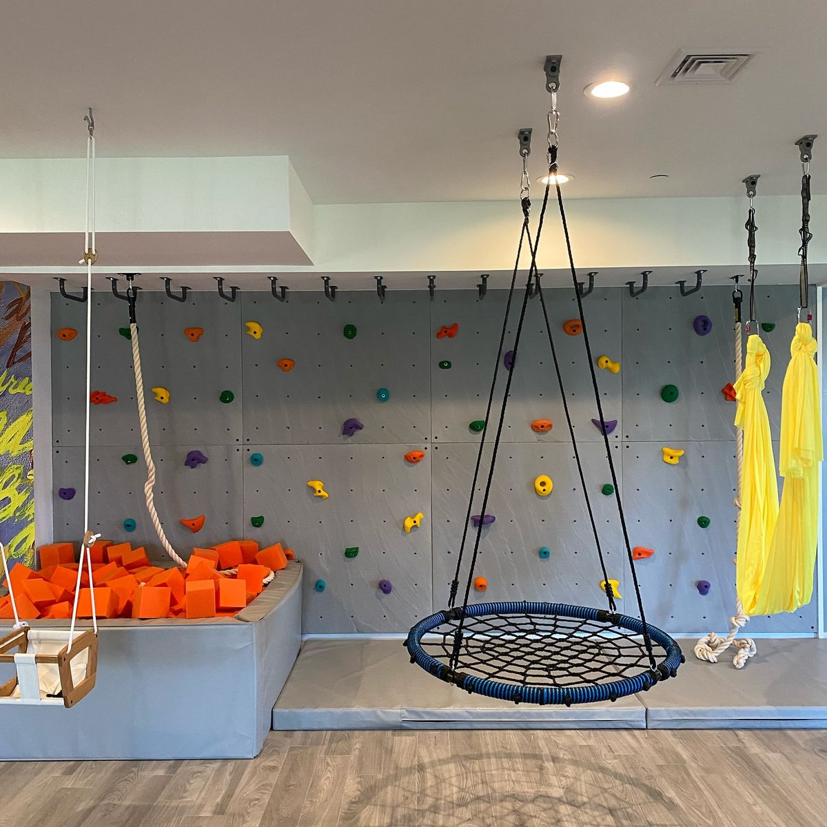 Indoor-Kletterwand f&uuml;r Kinder mit Schaumstoffgrube, Seilschaukel und Softspielger&auml;ten – kommerzielle Spielhalle