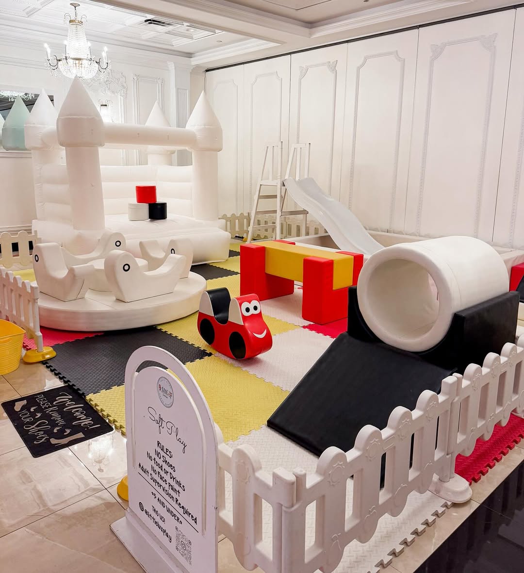 Ensemble de jeu doux rouge et jaune avec maison de rebond blanc, glissement et tunnel pour les tout-petits