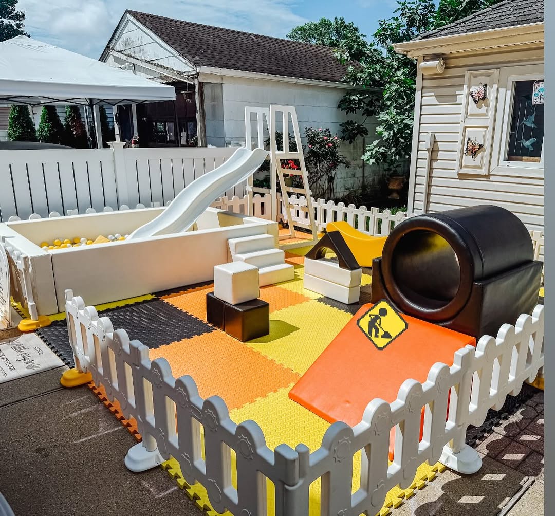 Zachte speelset met constructiethema met ballenbak, glijbaan en tunnel voor kinderfeestjes