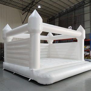 Renentais de grande castelo-inflável para o evento