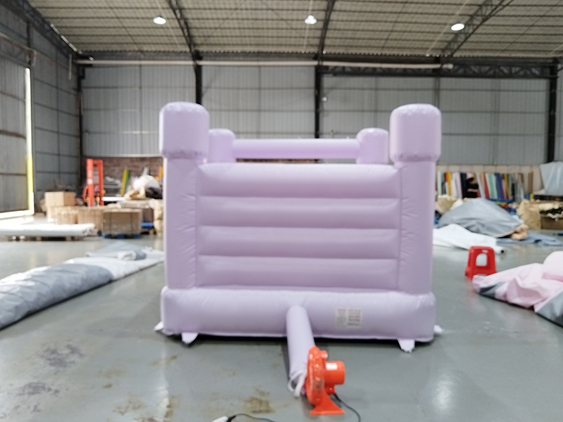 rumah-pantulan-komersial-dengan-pompa udara