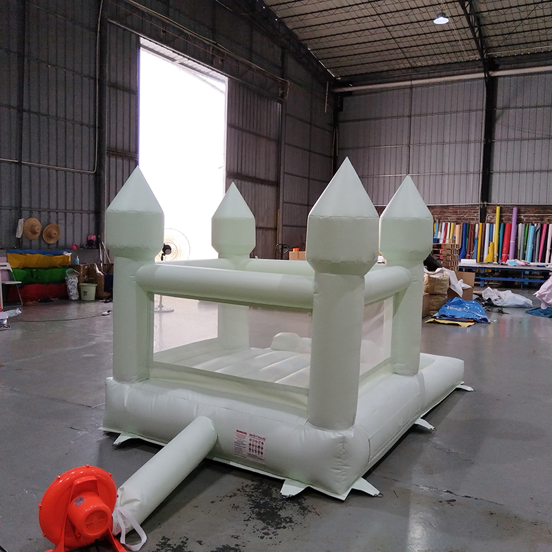 Mini château de rebond gonflable blanc avec toboggan pour les enfants location