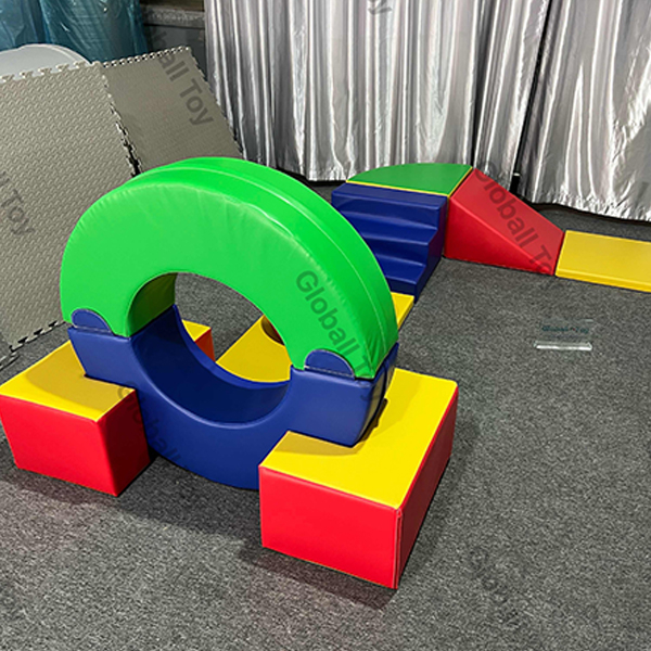 Fournisse de poutre d'équilibre modulaire de jeu doux et de marches