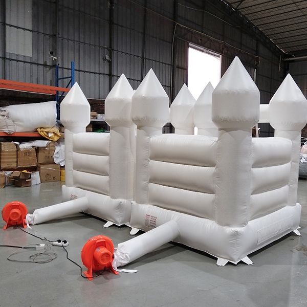 Mini gonflable Blanc Bounce House Compact Wedding Jumping Castle for Kids Backyard Birthday Events et Utilisation de la location en plein air