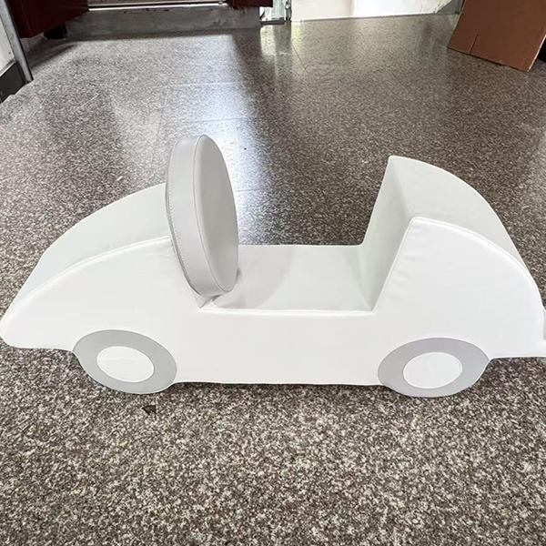 Équipement de jeu doux pour tout-petit avec rampe d'escalade