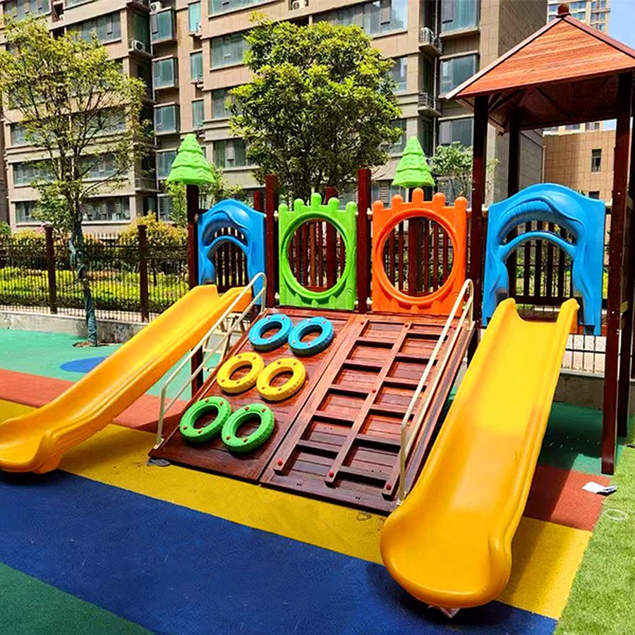 Aire de jeux à double diapositive colorée avec rampe d'escalade en bois et grimpeur de bague - jeu modulaire en plein air pour la maternelle et les parcs communautaires