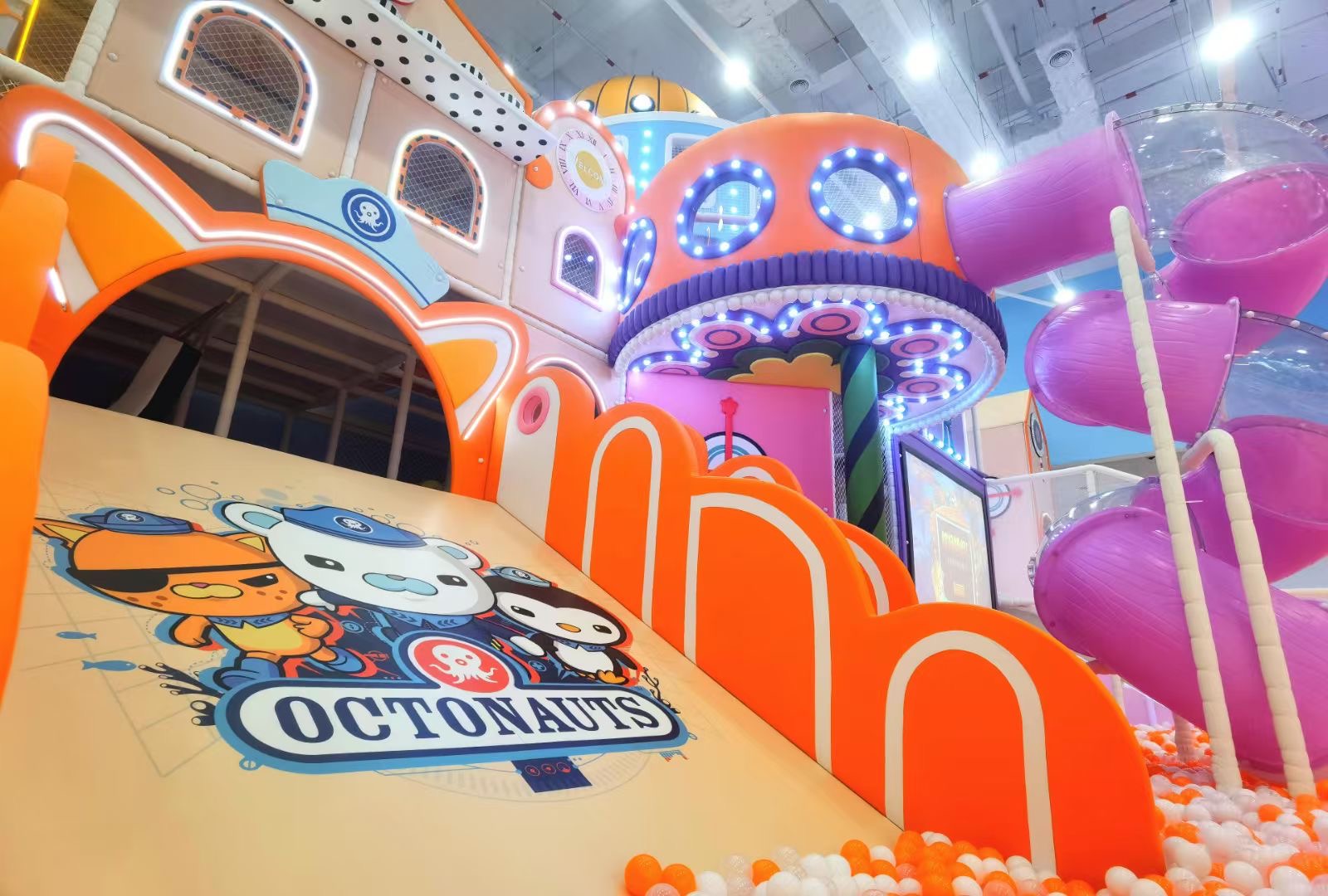 Softspiel zum Thema Octonauts in den Ballgrubenbereich rutschen