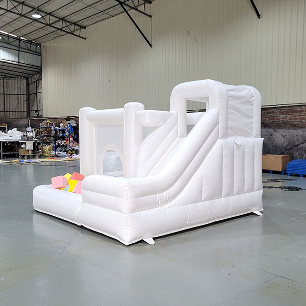 brincolina-blanca-comercial-con-tobogán