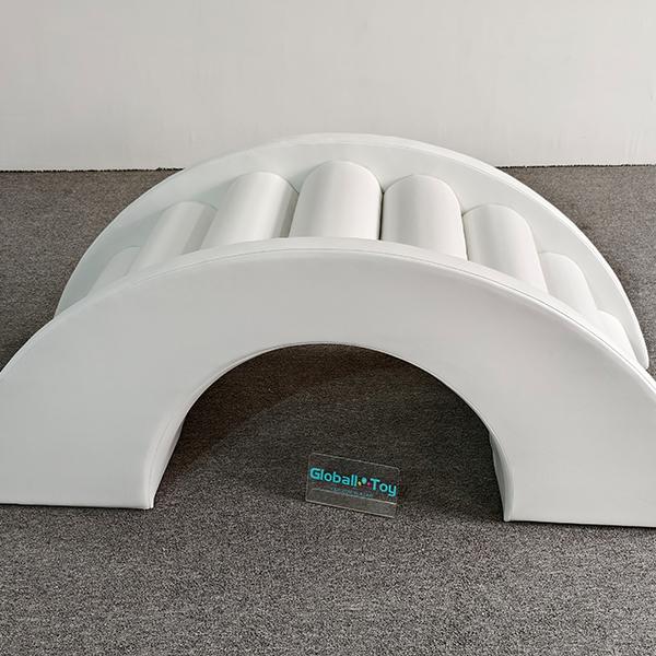 Boogtunnel van wit schuim voor zacht spelen binnenshuis