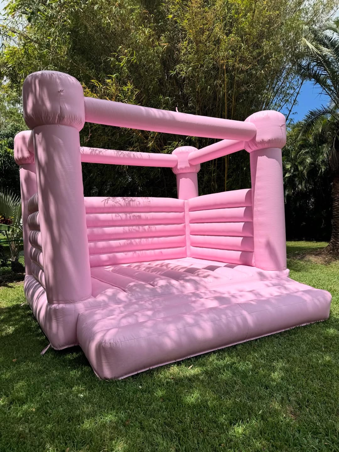 Casa gonfiabile rosa per feste ed eventi all'aperto per bambini