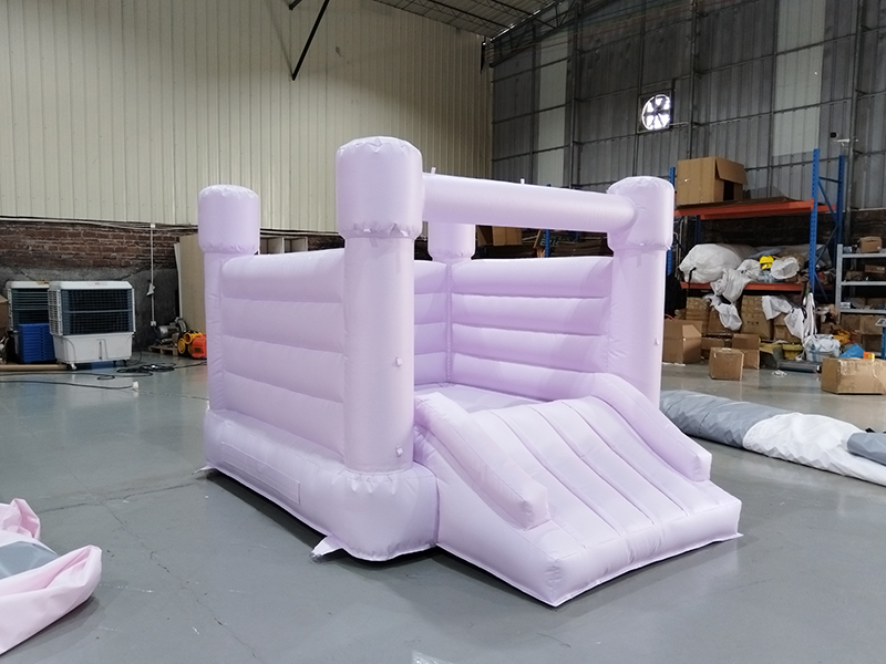 kastil-tiup-ungu-pastel-untuk-bermain-anak-anak