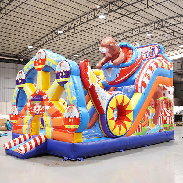slide inflável com tema de parque de diversões para eventos ao ar livre