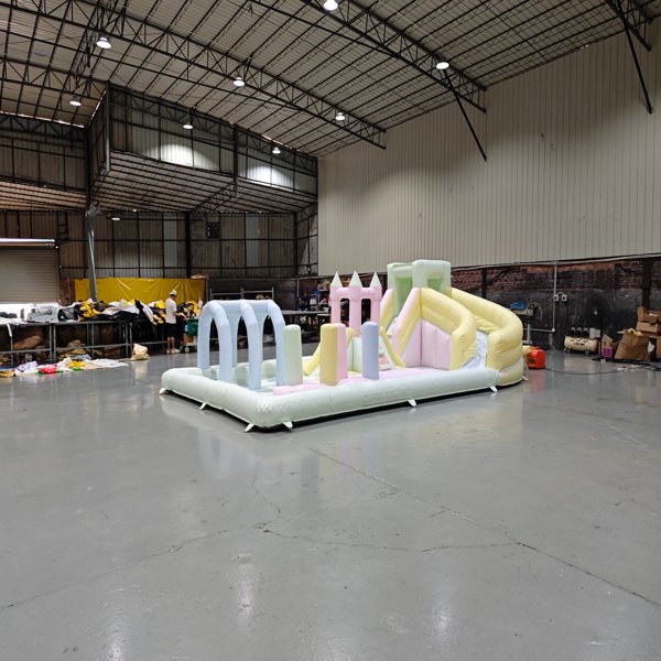 opblaasbare-speeltuin-pastel-soft-play-glijbaan-obstakelbaan-indoor-speeltuin-leverancier