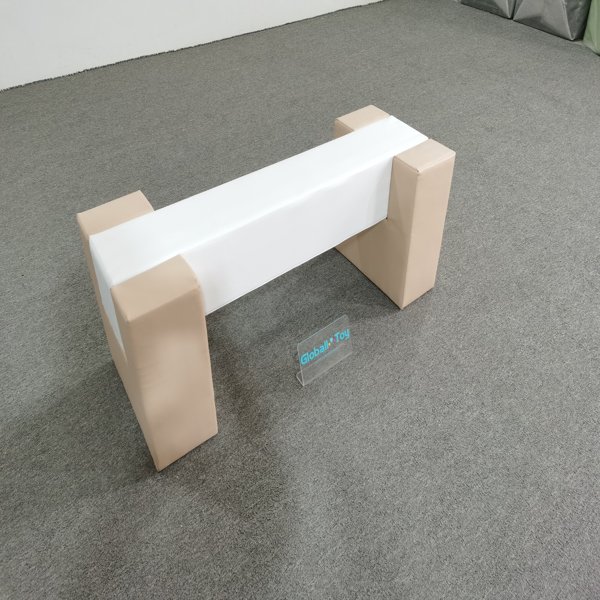 banc-de-jeu-doux-beige-blanc-si&egrave;ge-pour-tout-petits-usage-commercial