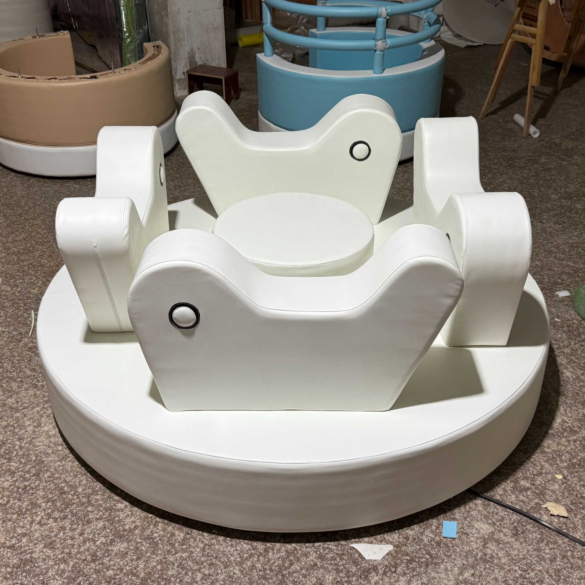 Indoor soft spinning toy for children with turning mechanism