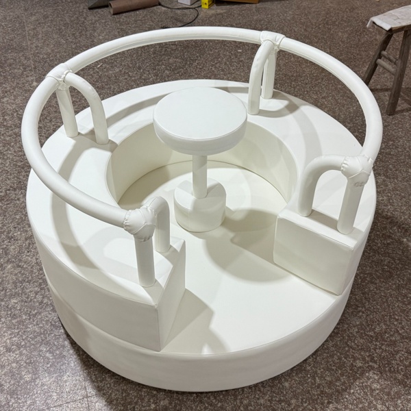 Round soft ride on set with central hand support