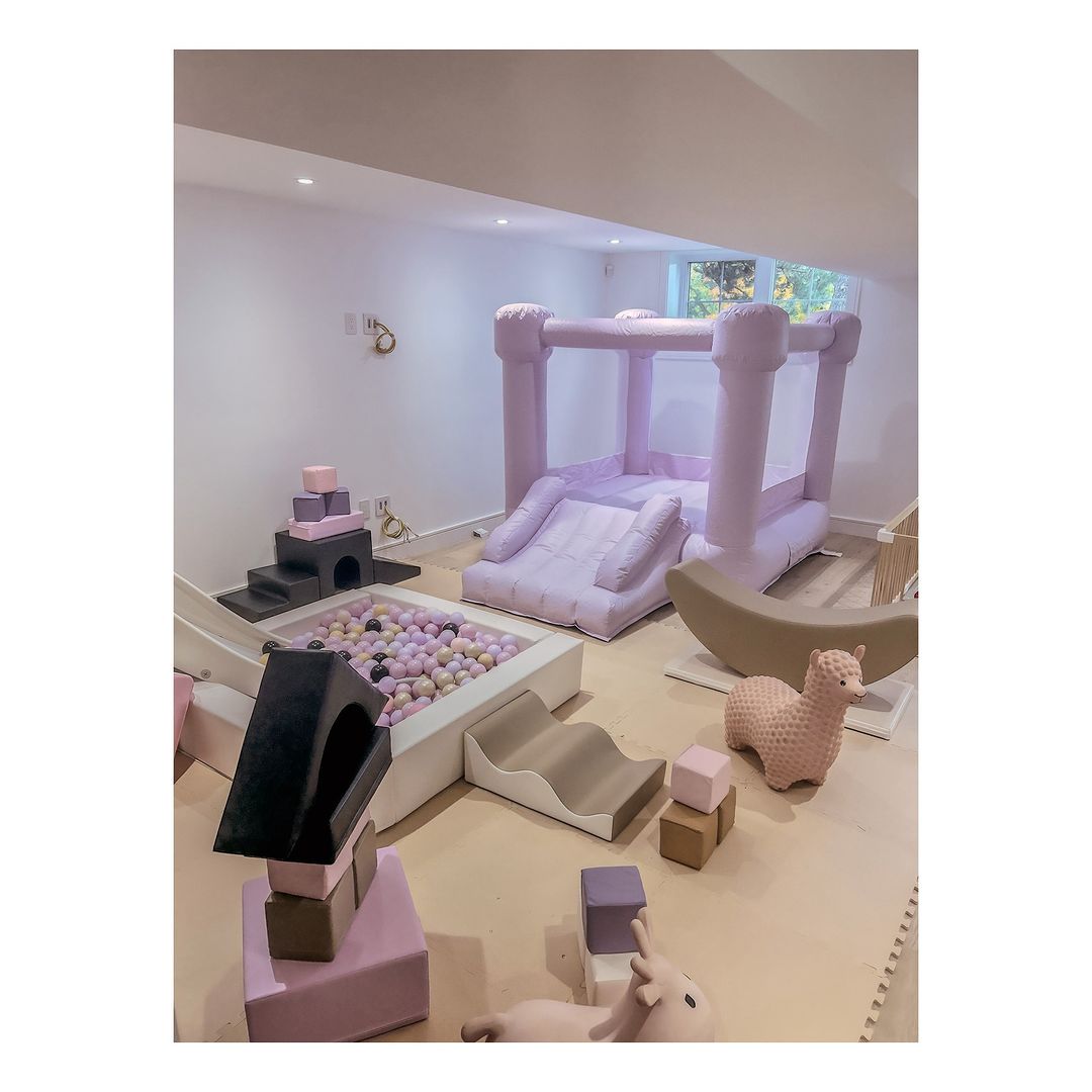 Diseño único entretenimiento de equipos de juego interior suave para niños Centro de juego suave con un ligero castillo púrpura